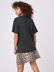 Schwarz - Wednesday 100% Cotton Graphic T-Shirt - Bild 2 von 6