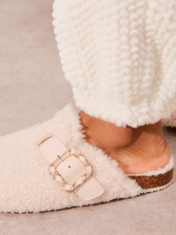 Lipsy Slipper im Clog-Stil mit Fußbett und Schnalle (Nachtwäsche) - Bild 2 von 4 Lipsy Slipper im Clog-Stil mit Fußbett und Schnalle (Nachtwäsche) - Bild 2 von 4