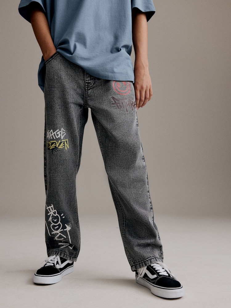 Grau - Jeans mit Graffiti-Print aus 100 % Baumwolle (3-16Jahre) - Bild 1 von 12 Grau - Jeans mit Graffiti-Print aus 100 % Baumwolle (3-16Jahre) - Bild 1 von 12