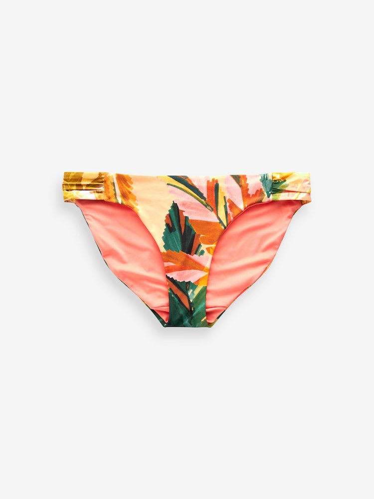 Koralle/Tropisches Muster - Bikinihose mit hohem Beinausschnitt und seitlicher Raffung - Bild 5 von 5 Koralle/Tropisches Muster - Bikinihose mit hohem Beinausschnitt und seitlicher Raffung - Bild 5 von 5