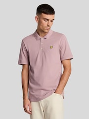 وردي شاحب - قميص بولو كلاسيكي من Lyle & Scott  - صورة 1 من 5