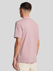 وردي شاحب - قميص بولو كلاسيكي من Lyle & Scott  - صورة 2 من 5