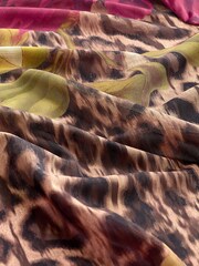 Kew Collection Leopard/Blumen  Print - Langärmeliges geblümtes Mesh-Top - Bild 6 von 8