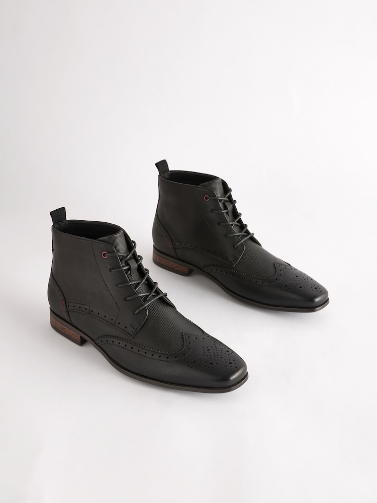 Schwarz - Chukka-Stiefel im Brogue-Stil - Bild 1 von 7 Schwarz - Chukka-Stiefel im Brogue-Stil - Bild 1 von 7