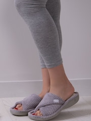 Gris - Pantuflas cruzadas de mujer con puntera abierta y diseño mullido Isotoner de Totes - Imagen 1 de 5