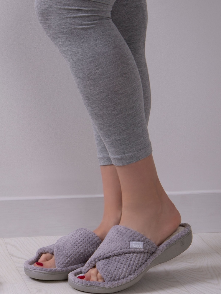 Gris - Pantuflas cruzadas de mujer con puntera abierta y diseño mullido Isotoner de Totes - Imagen 1 de 5