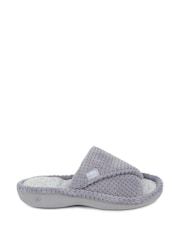 Gris - Pantuflas cruzadas de mujer con puntera abierta y diseño mullido Isotoner de Totes - Imagen 2 de 5