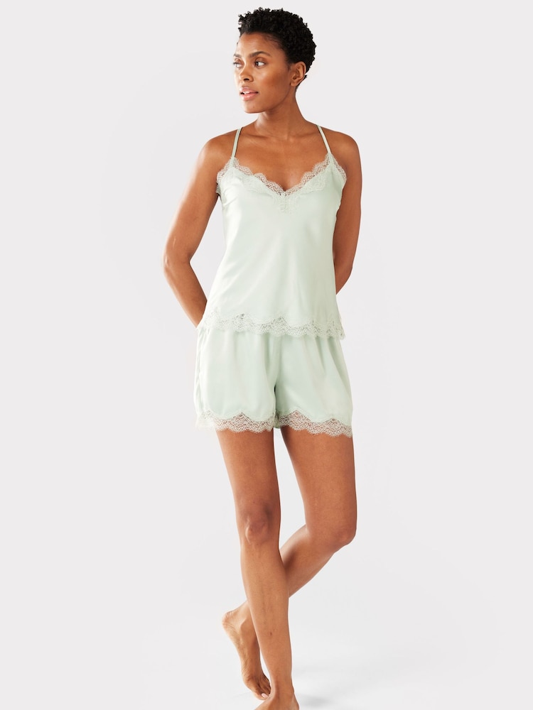 Grün - Chelsea Peers Kurzpyjama aus Satin mit Camisole und Spitzenbesatz - Bild 1 von 5 Grün - Chelsea Peers Kurzpyjama aus Satin mit Camisole und Spitzenbesatz - Bild 1 von 5