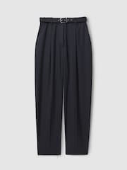 Reiss Freja Hose in Tapered Fit mit Gürtel - Bild 2 von 6