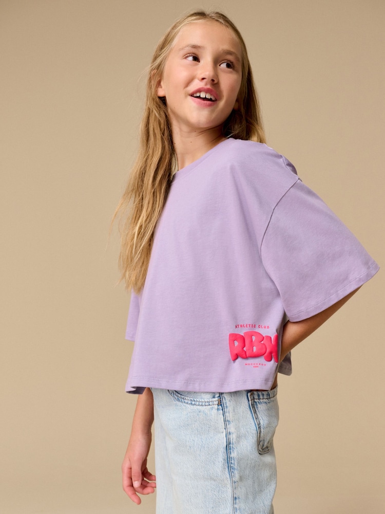 Reebok Girls Oversized Cropped 100% Cotton Graphic T-Shirt - Image 1 of 8 Reebok Girls Oversized Cropped 100% Cotton Graphic T-Shirt - Image 1 of 8