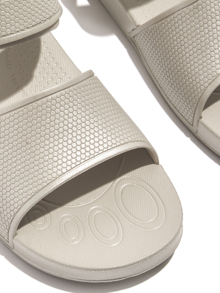 Zilver - FitFlop Kids Junior Iqushion Shimmer Ergonomic Sandals - Image 4 of 4