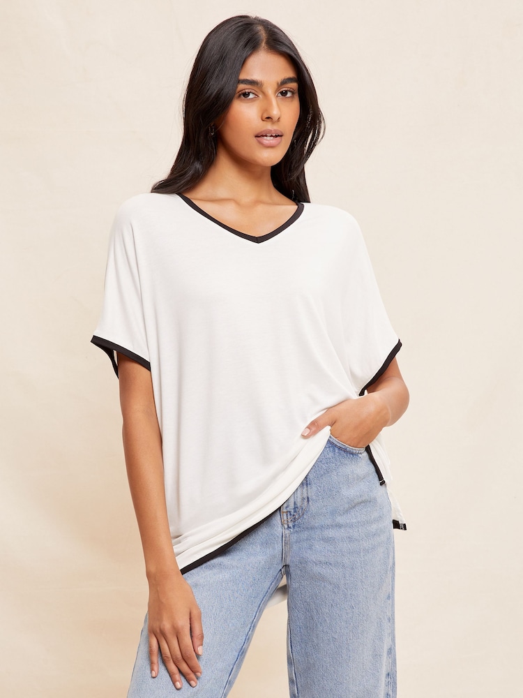 Friends Like These White/Black Tipped Petite Short Sleeve V Neck Tunic Top - Image 2 of 4 Friends Like These White/Black Tipped Petite Short Sleeve V Neck Tunic Top - Image 2 of 4