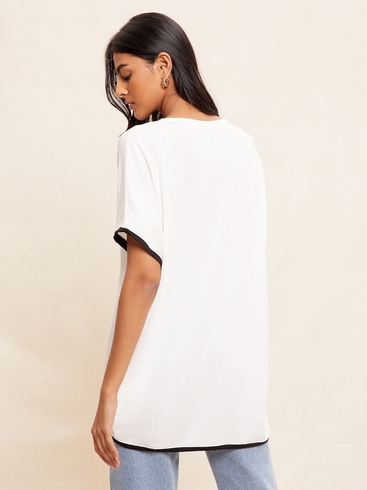 Friends Like These White/Black Tipped Petite Short Sleeve V Neck Tunic Top - Image 4 of 4 Friends Like These White/Black Tipped Petite Short Sleeve V Neck Tunic Top - Image 4 of 4