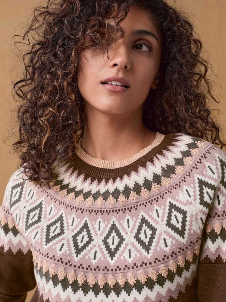 Beerenrotes Fairisle-Muster - Kompakter, gemütlicher Rundhalspullover mit seitlichem Schlitzdetail - Bild 1 von 14 Beerenrotes Fairisle-Muster - Kompakter, gemütlicher Rundhalspullover mit seitlichem Schlitzdetail - Bild 1 von 14