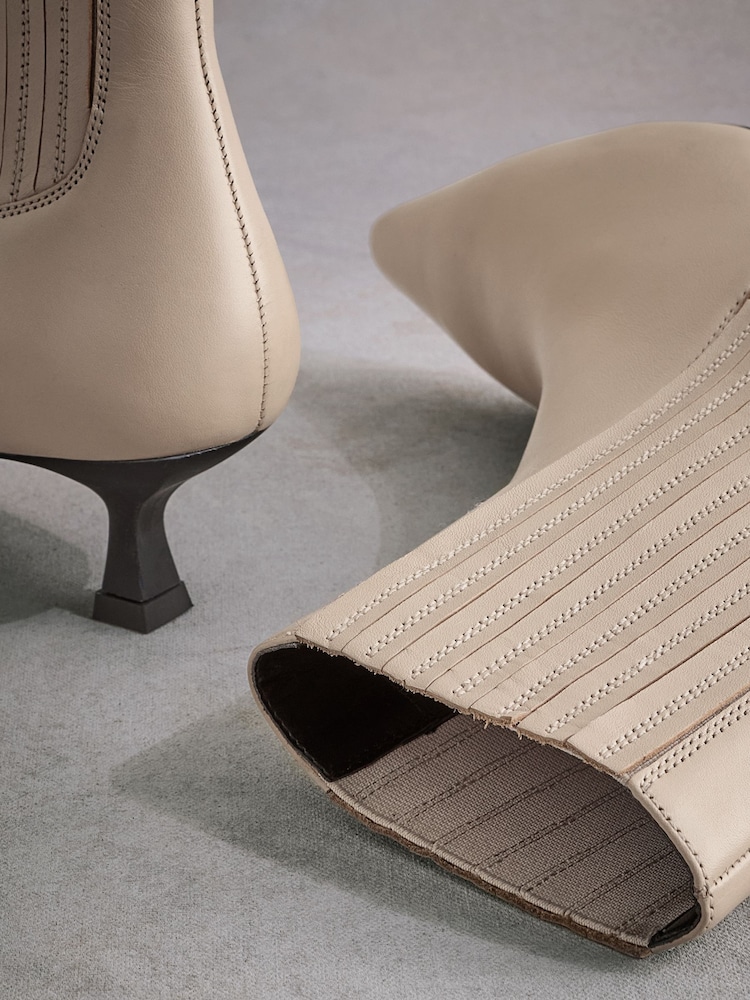 Neutrale Farbe - Tabitha Simmons Elvina Lederstiefel mit Kitten-Absatz - Bild 11 von 11 Neutrale Farbe - Tabitha Simmons Elvina Lederstiefel mit Kitten-Absatz - Bild 11 von 11