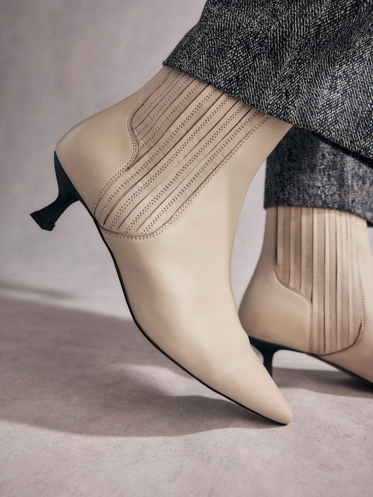 Neutrale Farbe - Tabitha Simmons Elvina Lederstiefel mit Kitten-Absatz - Bild 2 von 11 Neutrale Farbe - Tabitha Simmons Elvina Lederstiefel mit Kitten-Absatz - Bild 2 von 11