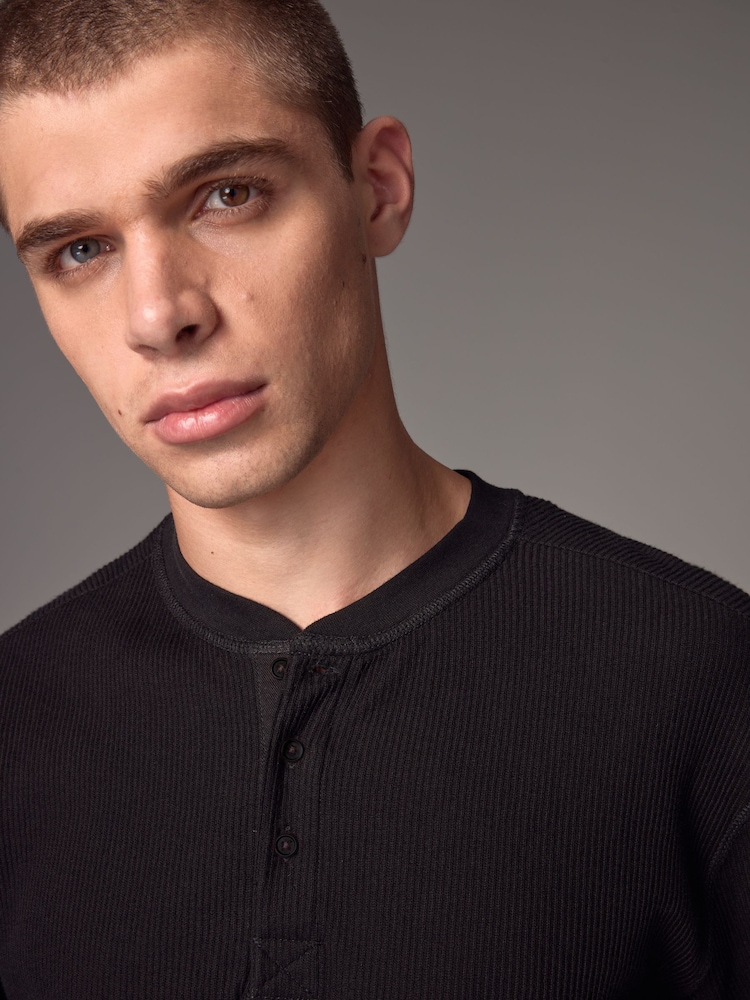 Czarny prążkowany - Textured Long Sleeve Grandad T-Shirt - Image 4 of 7