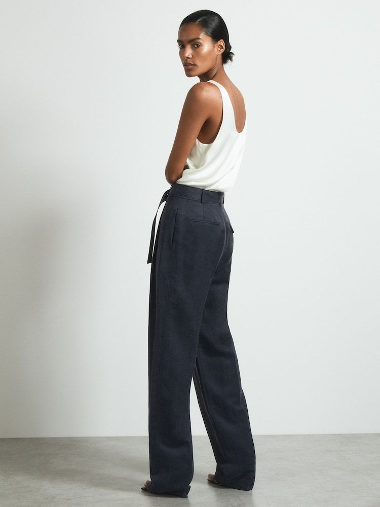 Reiss Olivia Anzughose aus Cupro mit Gürtel - Bild 1 von 5 Reiss Olivia Anzughose aus Cupro mit Gürtel - Bild 1 von 5
