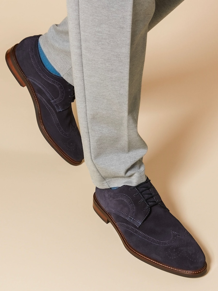 modra - Jones Bootmaker Longwood Suede Derby gležnjar z luknjičastim vzorcem in vezalkami - Slika 1 iz 6 modra - Jones Bootmaker Longwood Suede Derby gležnjar z luknjičastim vzorcem in vezalkami - Slika 1 iz 6