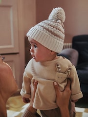 V nevtralni barvi s črtami - Pletena kapa s cofom za dojenčke - Slika 3 iz 4