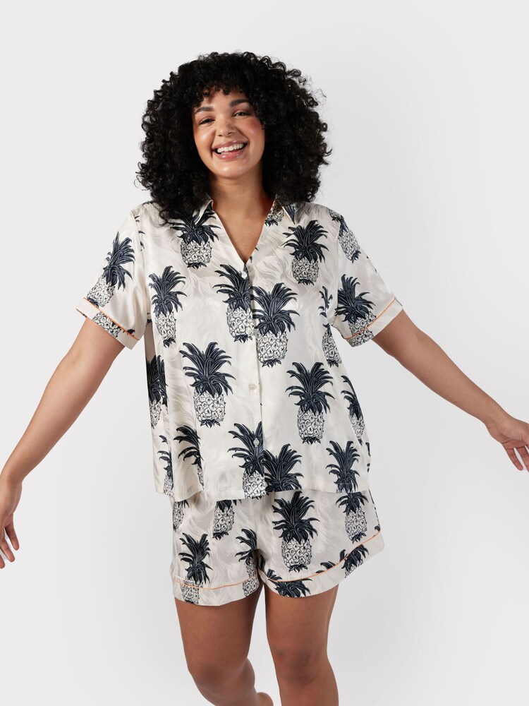 Chelsea Peers Cream Curve Satin Jacquard Pineapple Short Pyjama Set - Image 2 of 5