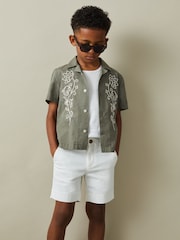 Camisa con cuello cubano bordada de algodón Sonny de Reiss - Imagen 1 de 4