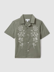 Camisa con cuello cubano bordada de algodón Sonny de Reiss - Imagen 2 de 4