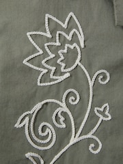 Camisa con cuello cubano bordada de algodón Sonny de Reiss - Imagen 4 de 4