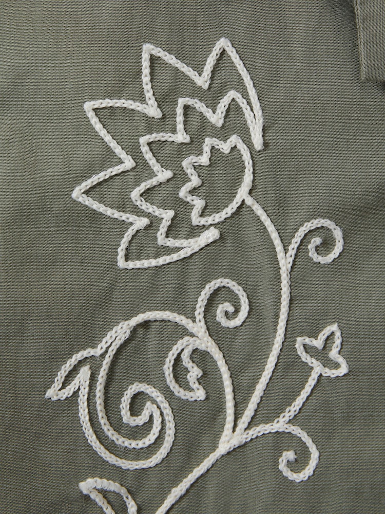 Camisa con cuello cubano bordada de algodón Sonny de Reiss - Imagen 4 de 4