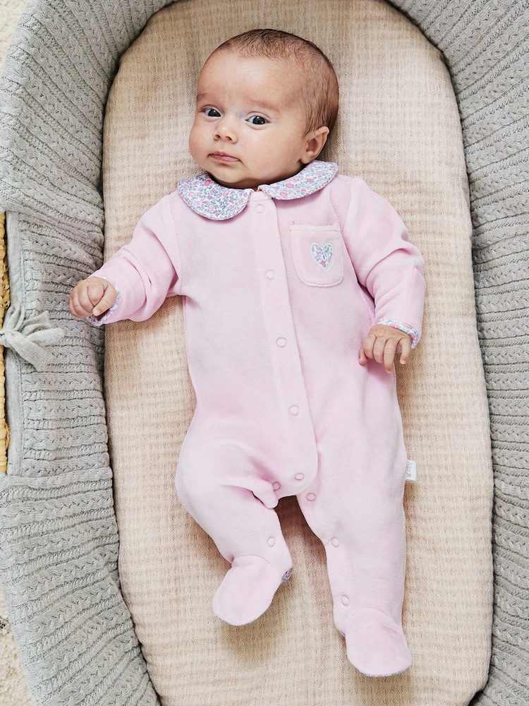 JoJo Maman Bébé Velour Sleepsuit - Bild 1 von 6 JoJo Maman Bébé Velour Sleepsuit - Bild 1 von 6