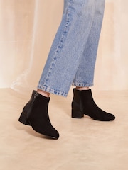 Botines con tacón bajo y cremallera de piel sintética y ante de Friends Like These - Imagen 3 de 4