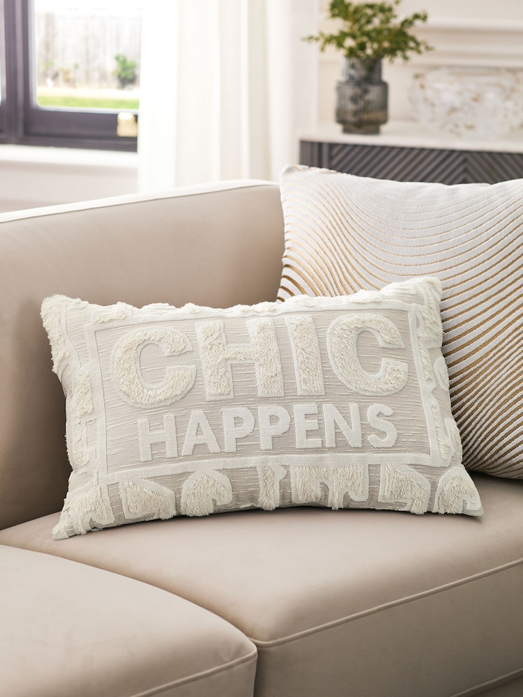 وسادة كرسي مخملية مزيّنة بشعار Chic Happens - صورة 1 من 5 وسادة كرسي مخملية مزيّنة بشعار Chic Happens - صورة 1 من 5