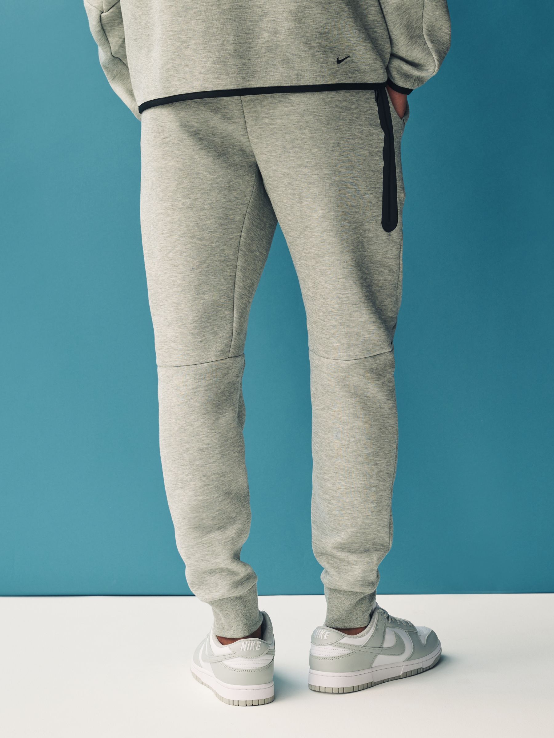Comprar Cinza - Calças de moletom Nike Tech Fleece from Next Brazil