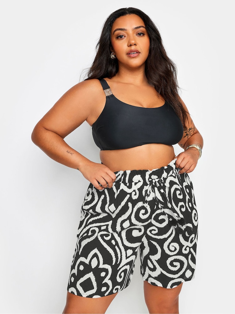 Yours Curve Crinkle-Shorts mit Quasten und abstraktem Print - Bild 1 von 5