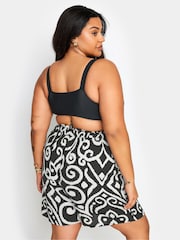 Yours Curve Crinkle-Shorts mit Quasten und abstraktem Print - Bild 3 von 5