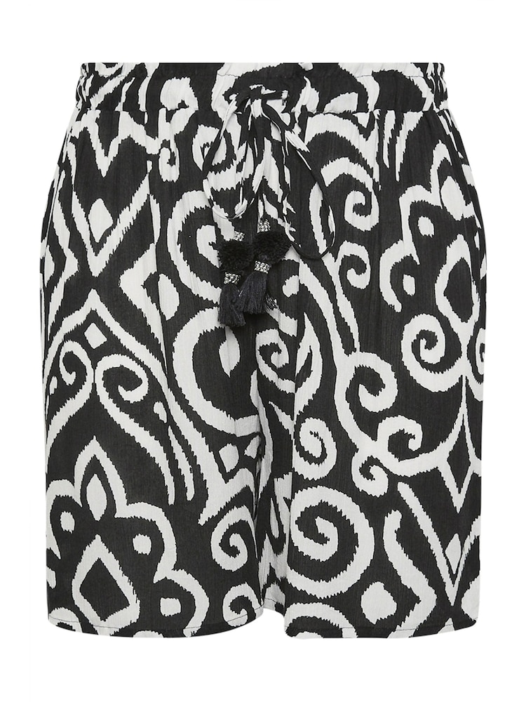 Yours Curve Crinkle-Shorts mit Quasten und abstraktem Print - Bild 5 von 5 Yours Curve Crinkle-Shorts mit Quasten und abstraktem Print - Bild 5 von 5