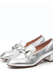 srebrna (barva); srebro - Moda in Pelle Fenet Soft Square Toe Heeled Snaffle Trim Loafers - Slika 2 iz 4