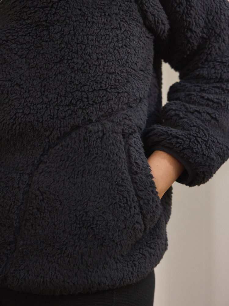 Schwarz - Teddyfell-Jacke mit halbem Reißverschluss - Bild 6 von 6