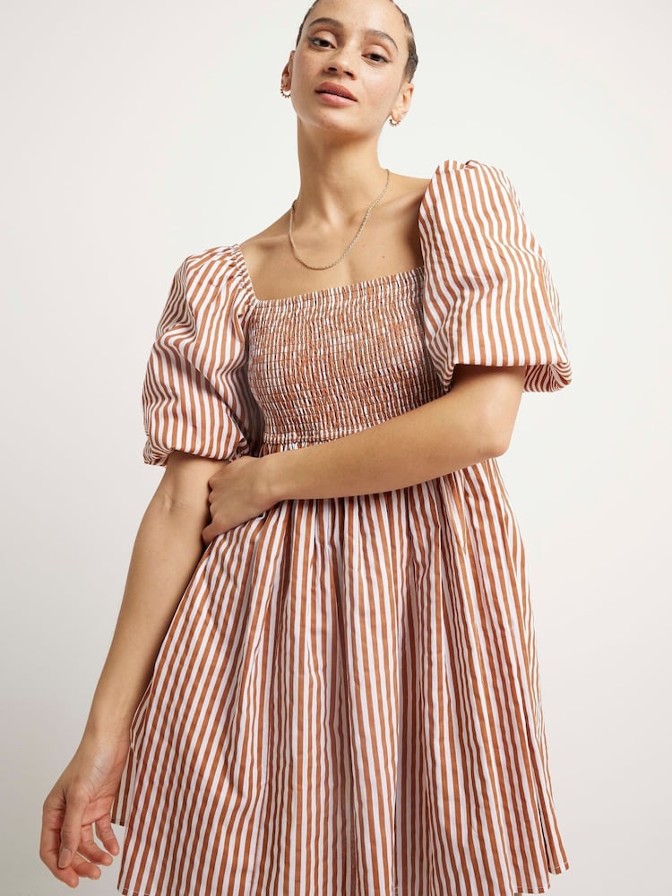 River Island Gesmoktes Minikleid aus 100% Baumwolle mit Puffärmeln und Streifen - Bild 1 von 3