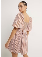 River Island Gesmoktes Minikleid aus 100% Baumwolle mit Puffärmeln und Streifen - Bild 2 von 3