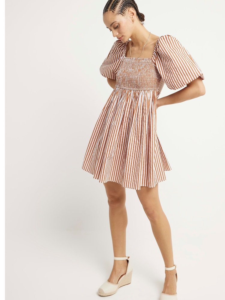River Island Gesmoktes Minikleid aus 100% Baumwolle mit Puffärmeln und Streifen - Bild 3 von 3