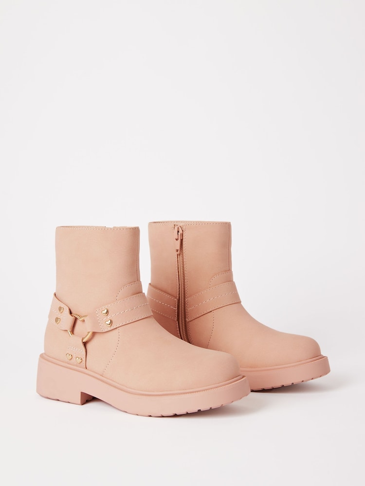 Lipsy, flache Biker-Stiefeletten aus Kunstleder mit Herzschnalle - Bild 1 von 4 Lipsy, flache Biker-Stiefeletten aus Kunstleder mit Herzschnalle - Bild 1 von 4