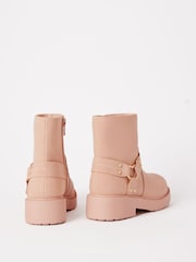Lipsy, flache Biker-Stiefeletten aus Kunstleder mit Herzschnalle - Bild 2 von 4