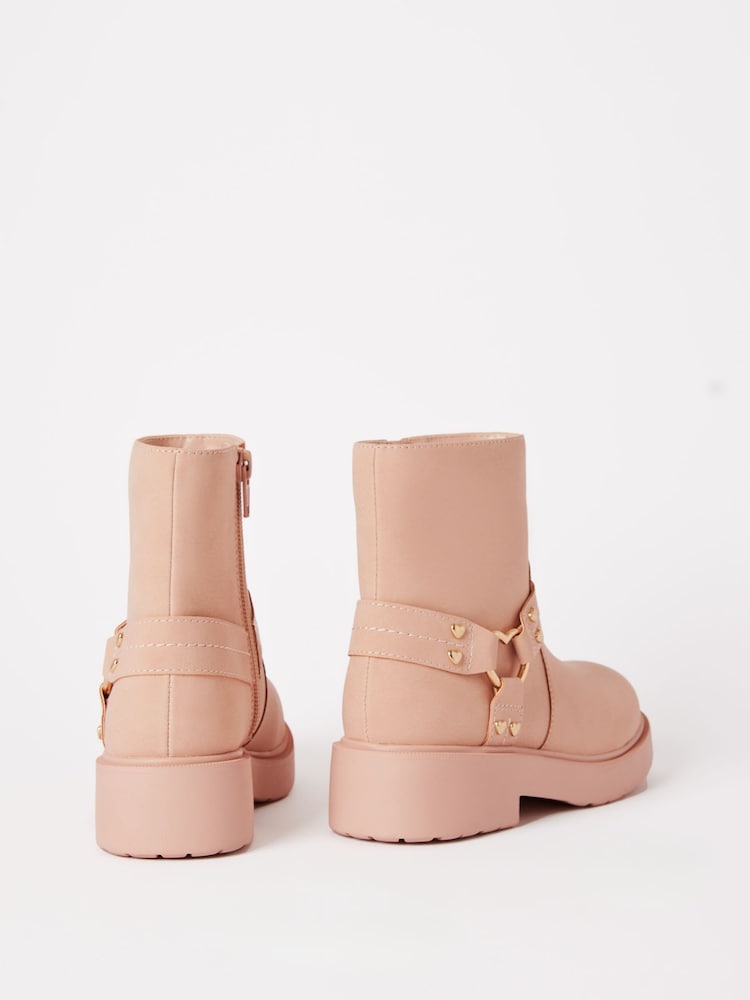 Lipsy, flache Biker-Stiefeletten aus Kunstleder mit Herzschnalle - Bild 2 von 4 Lipsy, flache Biker-Stiefeletten aus Kunstleder mit Herzschnalle - Bild 2 von 4