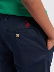 شورت تشينو من مزيج الكتان للأولاد من U.S. Polo Assn. - صورة 3 من 7
