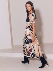 Lipsy Brown/Cream Abstract Print Short Sleeve Underbust Midi Jersey Dress - Image 3 of 6
