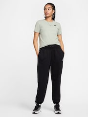 Nike Sportswear Club Essentials T-Shirt - Bild 3 von 5