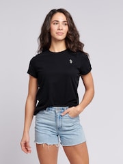 أسود - من U.S. Polo Assn. تيشرت من القطن بنسبة 100% بياقة بحافة مستديرة وبشعار خيّال مزدوج للنساء - صورة 1 من 6