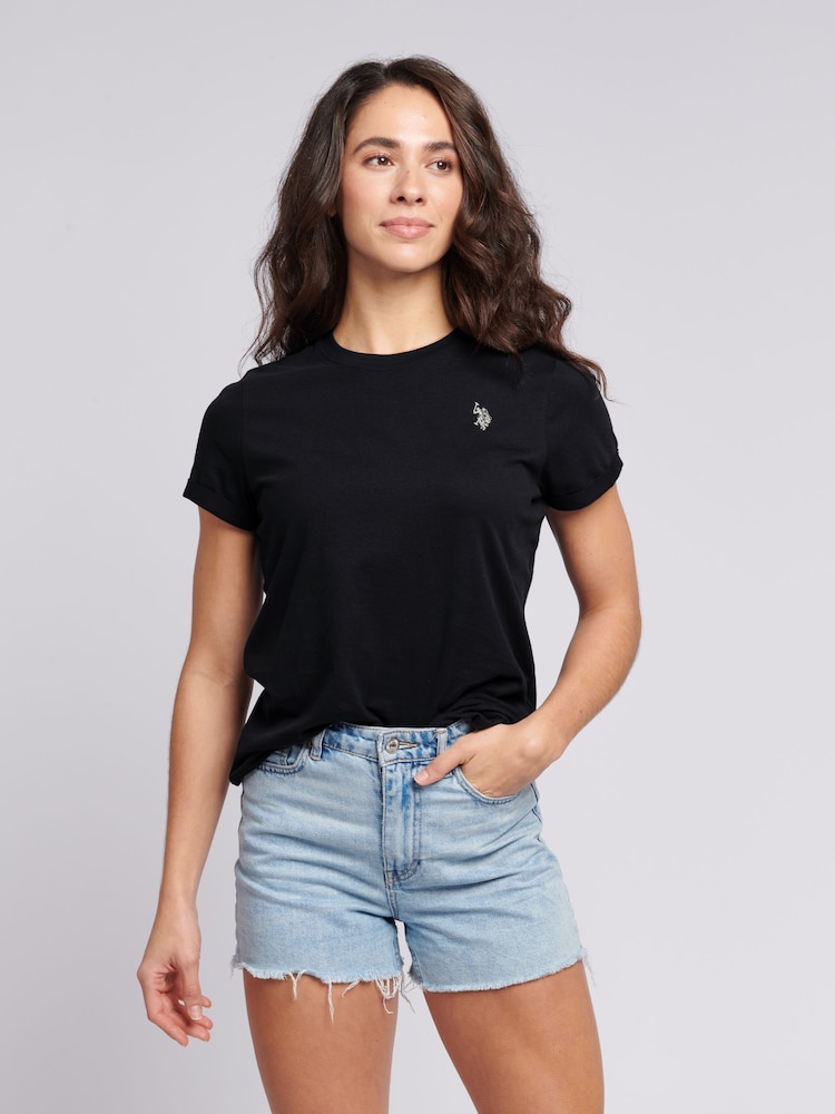 أسود - من U.S. Polo Assn. تيشرت من القطن بنسبة 100% بياقة بحافة مستديرة وبشعار خيّال مزدوج للنساء - صورة 1 من 6