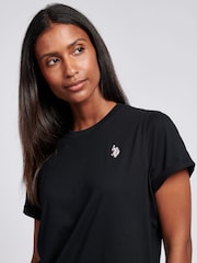 أسود - من U.S. Polo Assn. تيشرت من القطن بنسبة 100% بياقة بحافة مستديرة وبشعار خيّال مزدوج للنساء - صورة 3 من 6